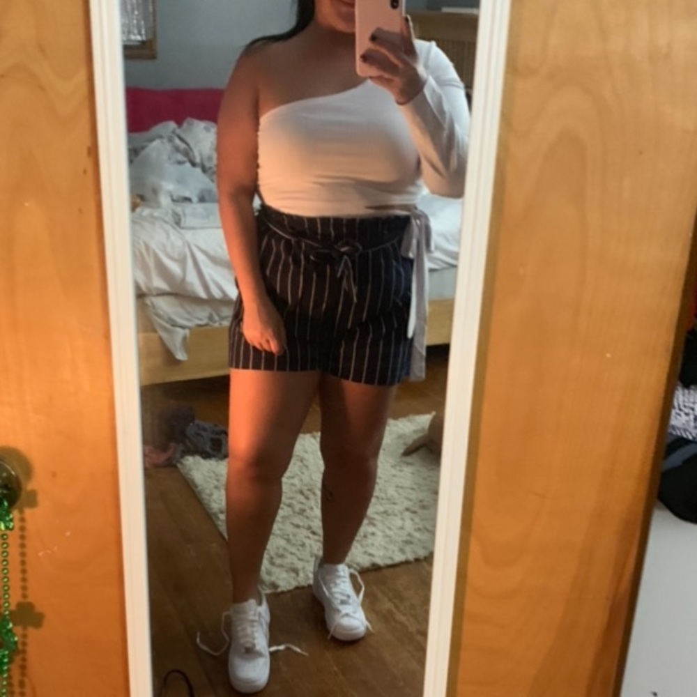 Outfit, white one side sleeve with paper bag short